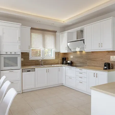 Keano Villa, Impeccable Panoramic Views, By Thinkvilla Vila *